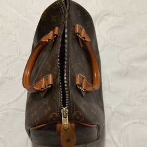 Cute Louis Vuitton speedy, clean inside, comes keys and lock as well